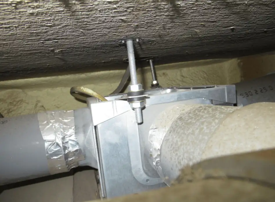 ボルト吊りで固定された換気扇本体の写真