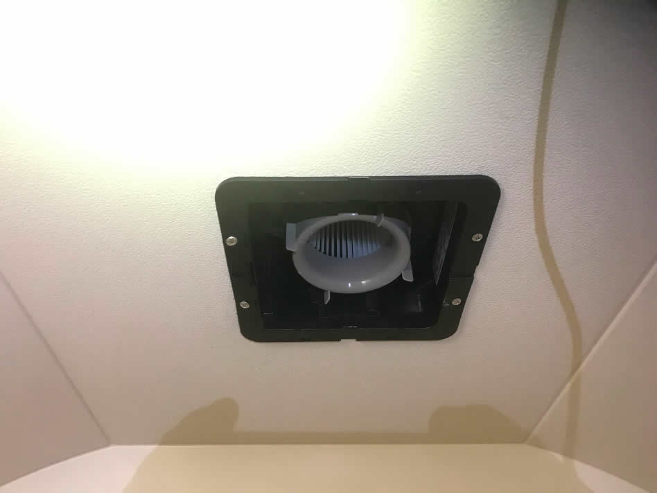 浴室換気扇のカバーを外し、内部のファンや構造がわかる状態にした写真の見本