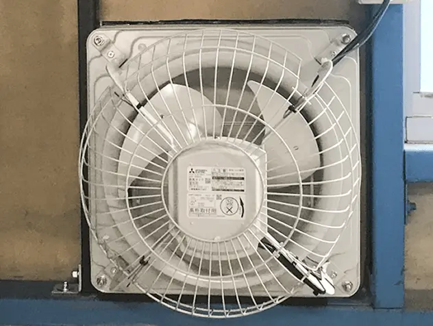 名古屋市南区の倉庫で有圧換気扇の故障により交換を行いました。