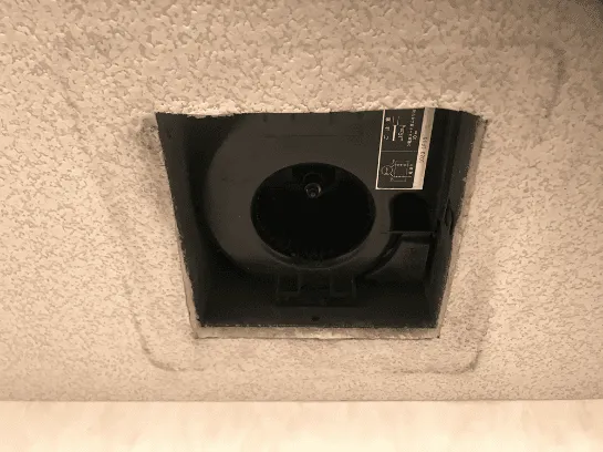 換気扇が先行取付けされていると、そのままでは撤去できない