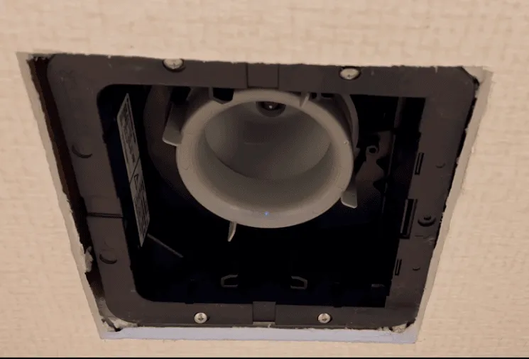 天井開口を大きくして新しい換気扇を設置する