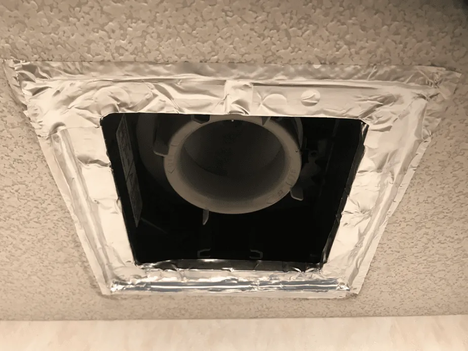 換気効率が低下しないようにアルミテープですき間を塞ぐ