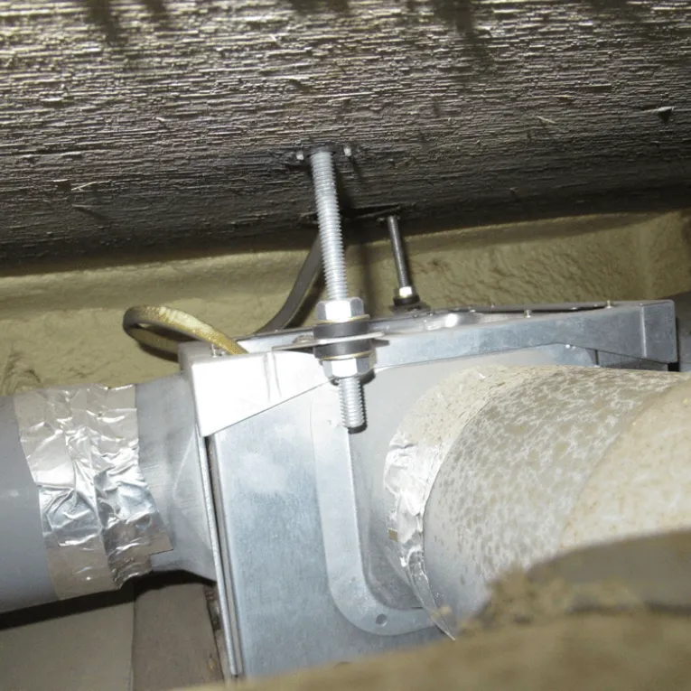 ボルト吊りされている換気扇