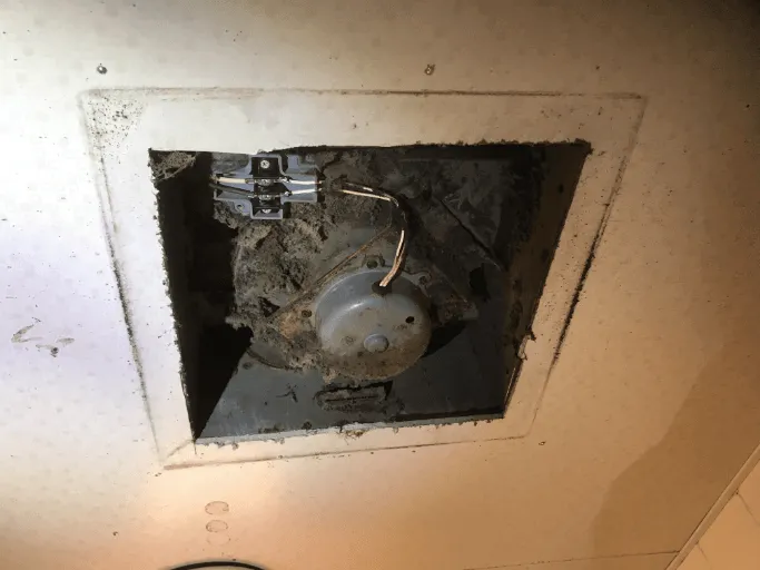 換気扇を壊して撤去する