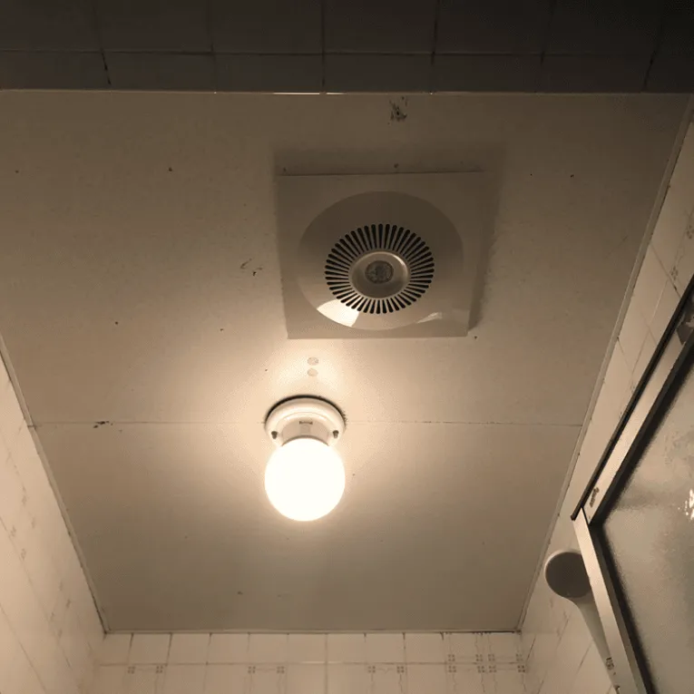 天井点検口がないと換気扇撤去が困難になることも