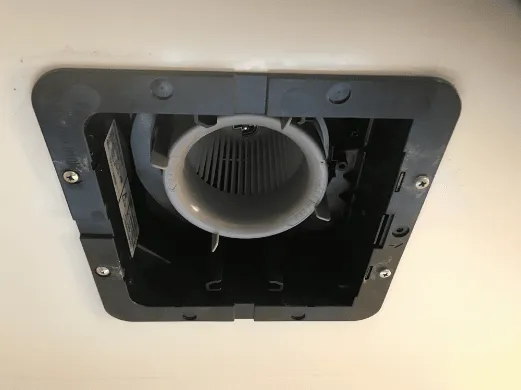 通常、換気扇は後付けで設置されている